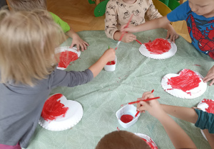 dzieci malują jabluszka z talerzyków papierowych