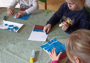 dzieci wyklejają papierem kolorowym