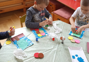 dzieci wyklejają papierem kolorowym