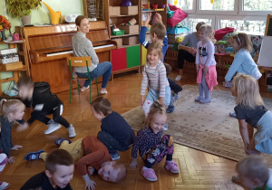 dzieci tańczą