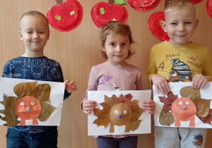 dzieci trzymaja prace plastyczną - jeż