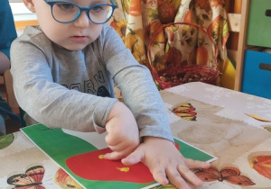 Chłopiec przy pracy plastycznej