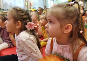 Dzieci podczas pokazu sztuczek pana Damiana