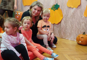 Dzieci z p. Asią i p. Izą podczas pokazu sztuczek pana Damiana