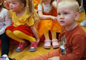 Dzieci podczas pokazu sztuczek pana Damiana