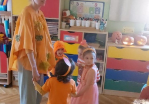 Dzieci z Mel. podczas balu