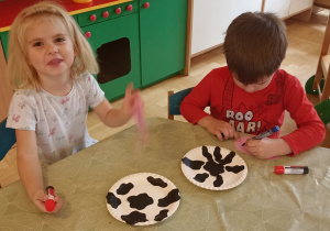 dzieci wyklejają papierem kolorowym talerzyk