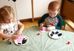 dzieci wyklejają papierem kolorowym talerzyk