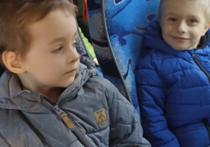 dzieci siedzą w autokarze