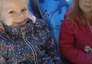 dzieci siedzą w autokarze