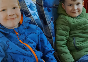 dzieci siedzą w autokarze