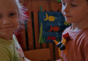 dzieci tańczą w parach z listkiem