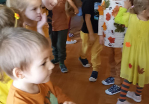 dzieci tanczą w pociągu
