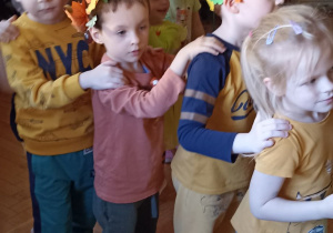 dzieci tanczą w pociągu