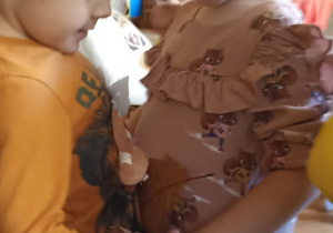 dzieci tańczą w parach z listkiem