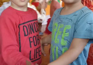 dzieci tańczą w parach z listkiem