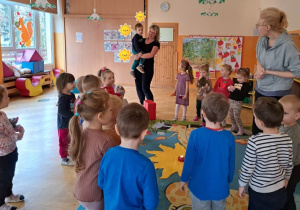 Dzieci składają urodzinowe życzenia i śpiewają.