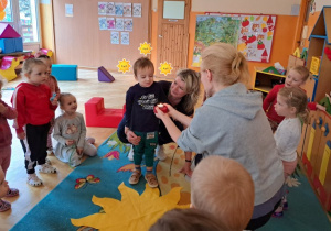 Chłopczyk dmucha na świeczkę.
