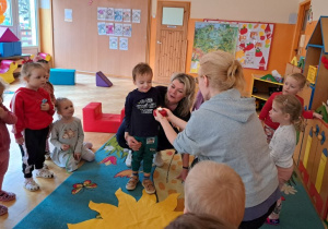 Chłopczyk dmucha na świeczkę.