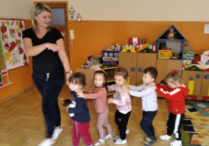 Dzieci bawią się w pociąg z p. Izą