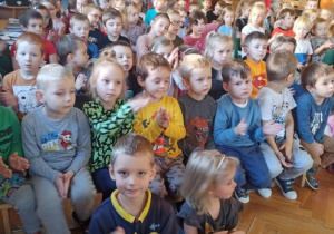 dzieci słuchają koncertu i klaszczą