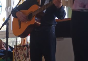 pan gra na gitarze i samponias