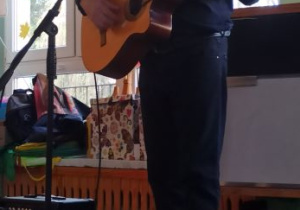 pan gra na gitarze i randador