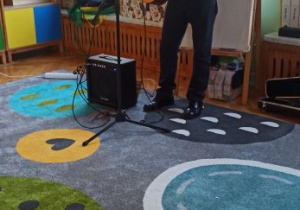 pan gra na gitarze i śpiewa