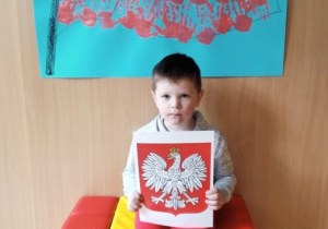 Chłopczyk z godłem