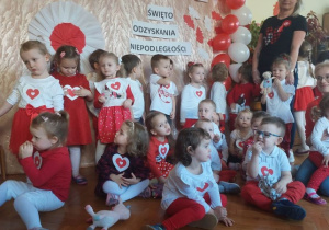 Dzieci podczas przedszkolnych obchodów Święta Niepodległości