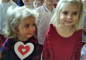 Dzieci podczas przedszkolnych obchodów Święta Niepodległości