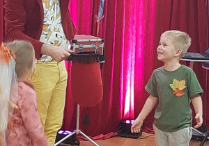 Dzieci biorą udział w magicznej sztuczce.