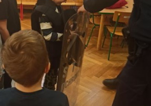 chłopiec ogląda tarczę