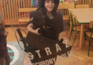 chłopiec w stroju SOK