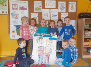 zdjęcie grupowe- dzieci pozują do zdjęcia