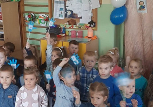 dzieci śpiewają piosenkę