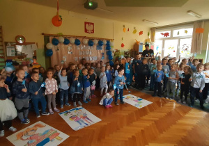 dzieci prezentują wykonane plakaty o prawach dziecka