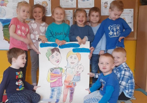 zdjęcie grupowe- dzieci pozują do zdjęcia
