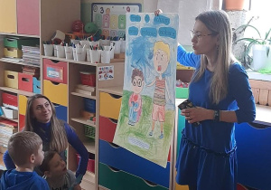 dzieci prezentują wykonane plakaty o prawach dziecka