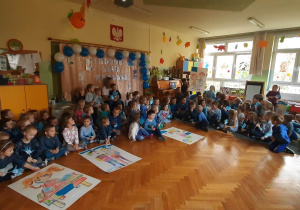 dzieci prezentują wykonane plakaty o prawach dziecka