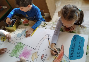 Dzieci kolorują plakat