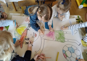 Dzieci kolorują plakat
