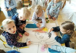 Dzieci kolorują plakat