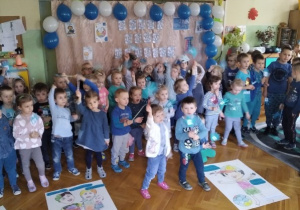 Dzieci obchodzą Dzień Praw Dziecka w przedszkolu.