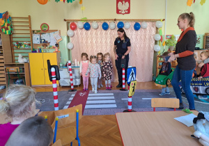 Dzieci podczas zajęć z pracownikami Straży Miejskiej