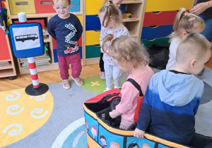 Dzieci podczas zajęć z pracownikami Straży Miejskiej