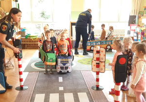 Dzieci podczas zajęć z pracownikami Straży Miejskiej