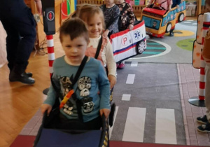 Dzieci podczas zajęć z pracownikami Straży Miejskiej