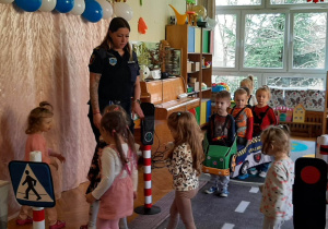 Dzieci podczas zajęć z pracownikami Straży Miejskiej