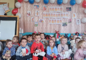 dzieci oglądają prezentację